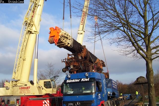 Abgebrannter Kran Longuet Verladung auf Tieflader 002