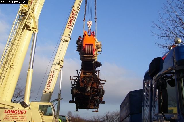 Abgebrannter Kran Longuet Verladung auf Tieflader 003