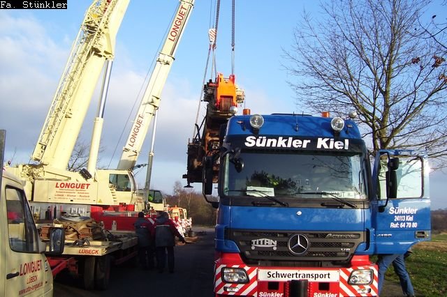 Abgebrannter Kran Longuet Verladung auf Tieflader 004