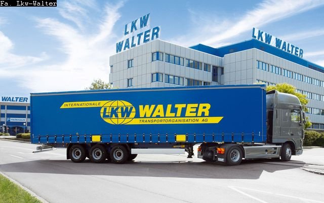 LKW Trailer vor Firma